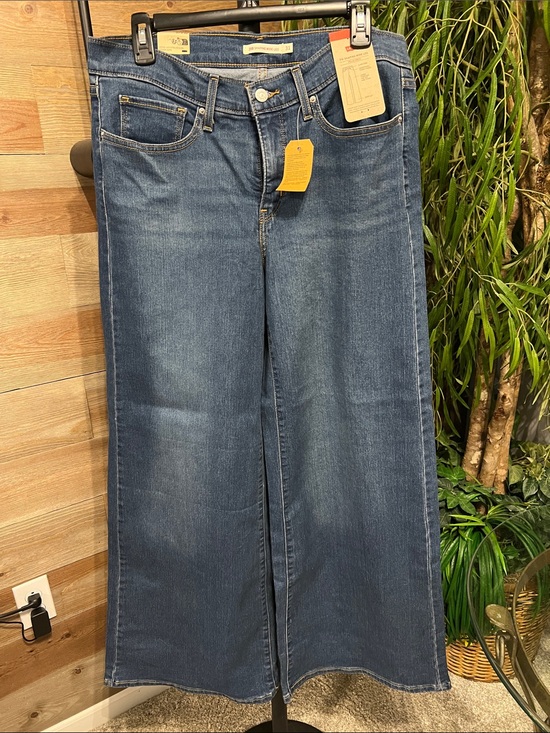 Levi's Denim - NWT Levi’s 318 shaping wide leg jeans. 31x32